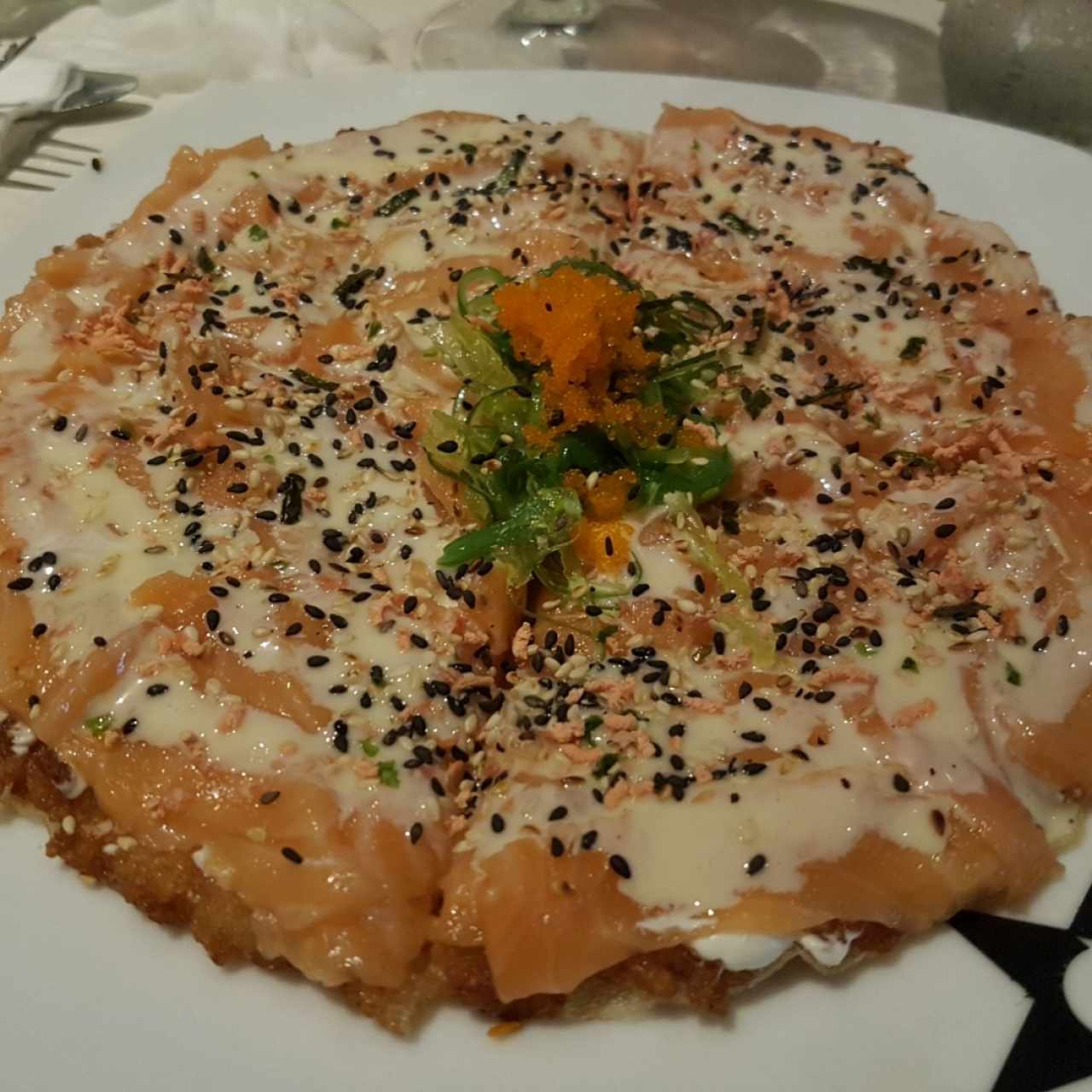 Sushi pizza de salmón