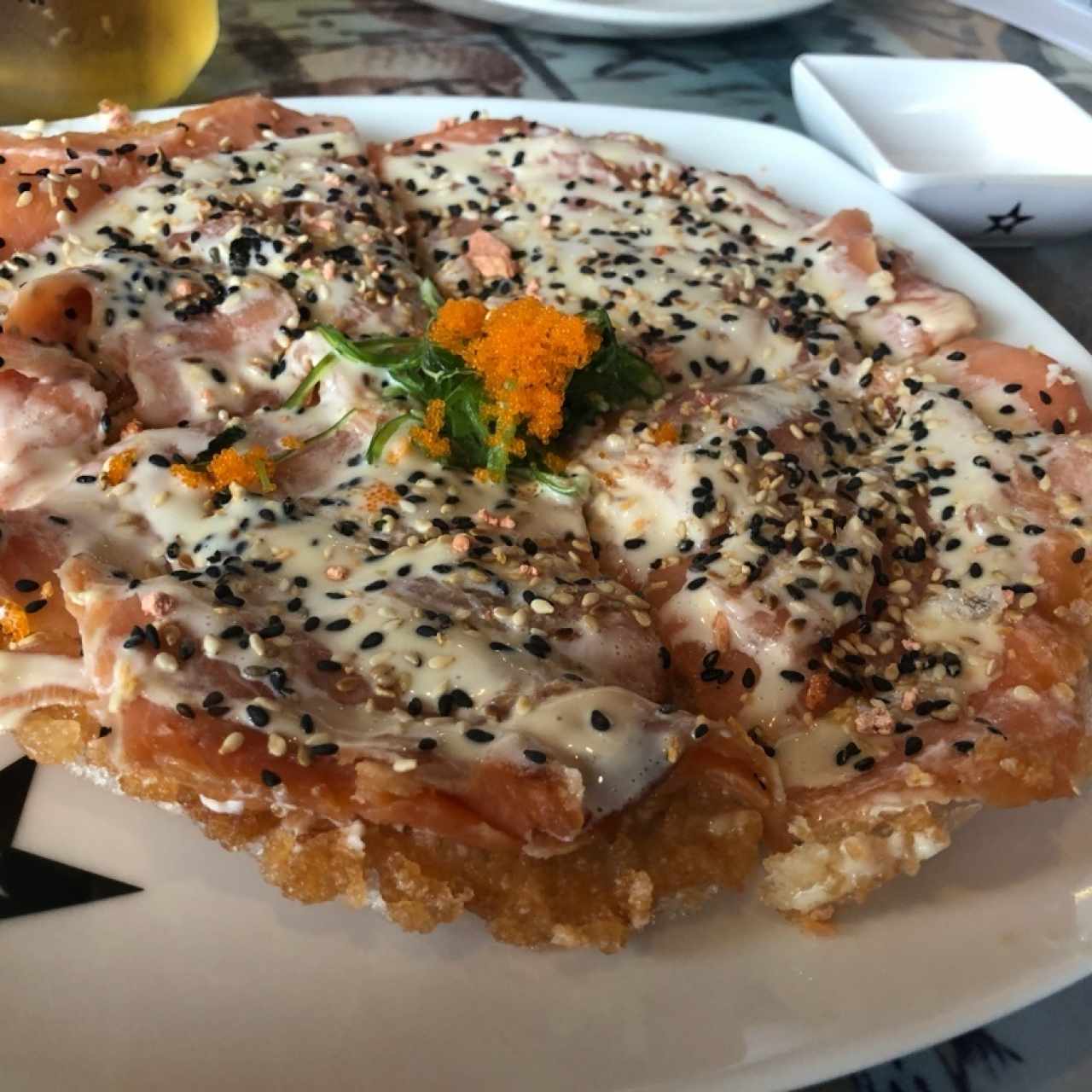 Sushi pizza de salmón