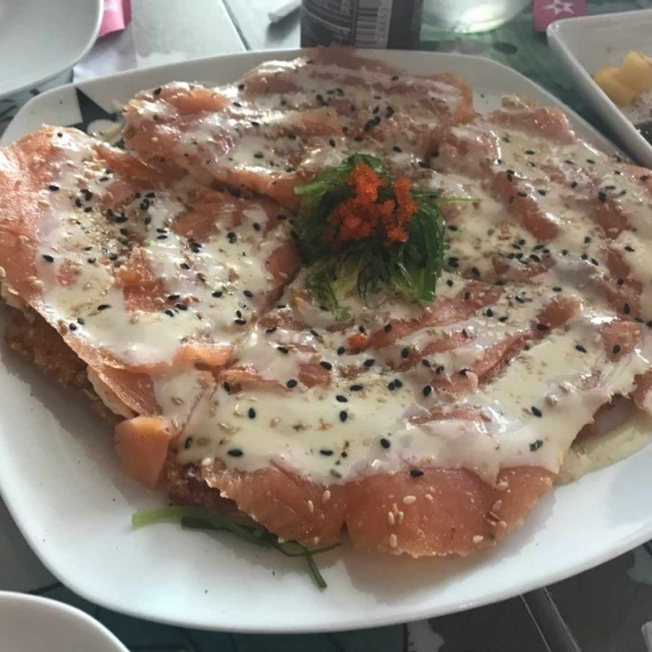 Sushi pizza de salmón