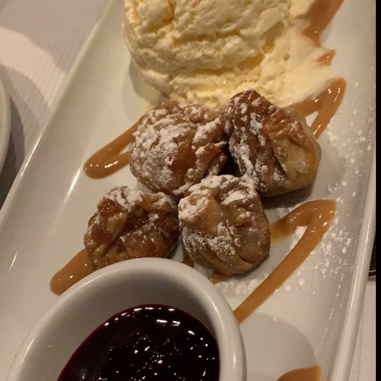 pockets rellenos de caramelo con helado de vainilla y mermelada de frambuesa