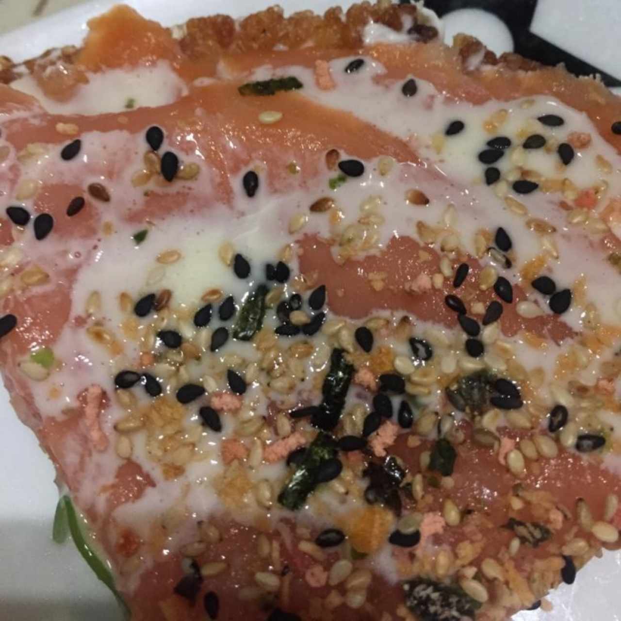 Sushi pizza de salmón