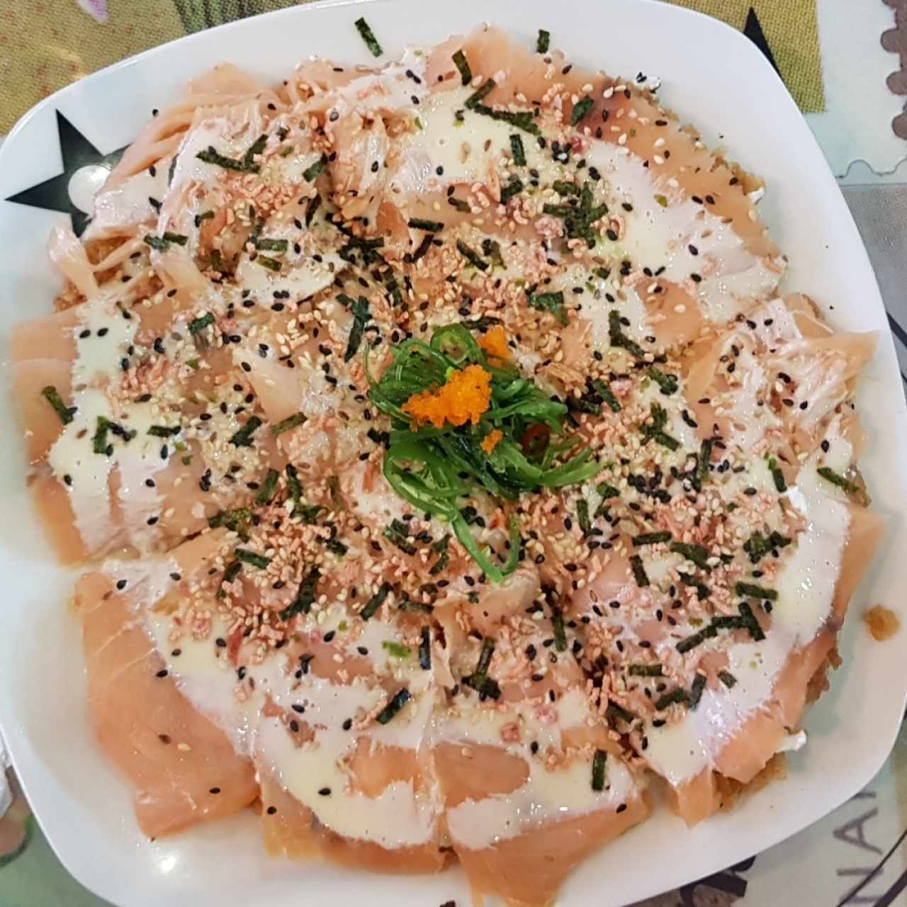 Sushi pizza de salmón