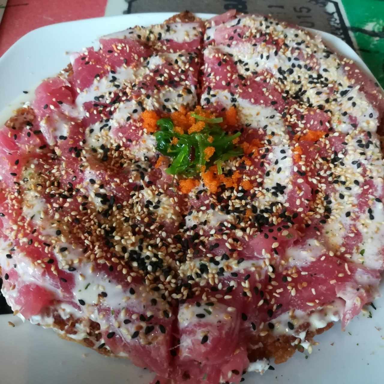 Sushi pizza de atún