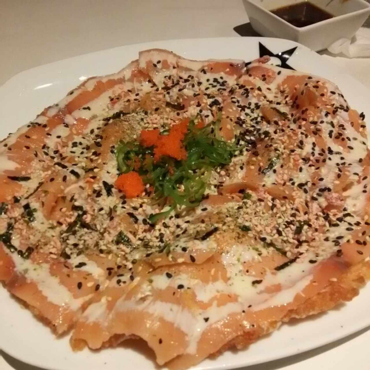 Sushi pizza de salmón