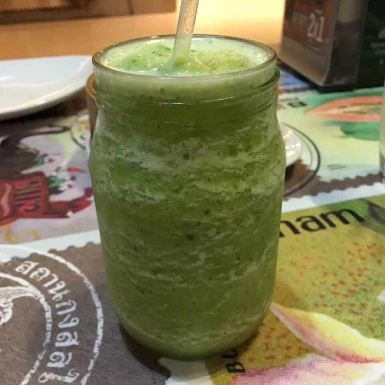 Jugo de piña, naranja y albahaca