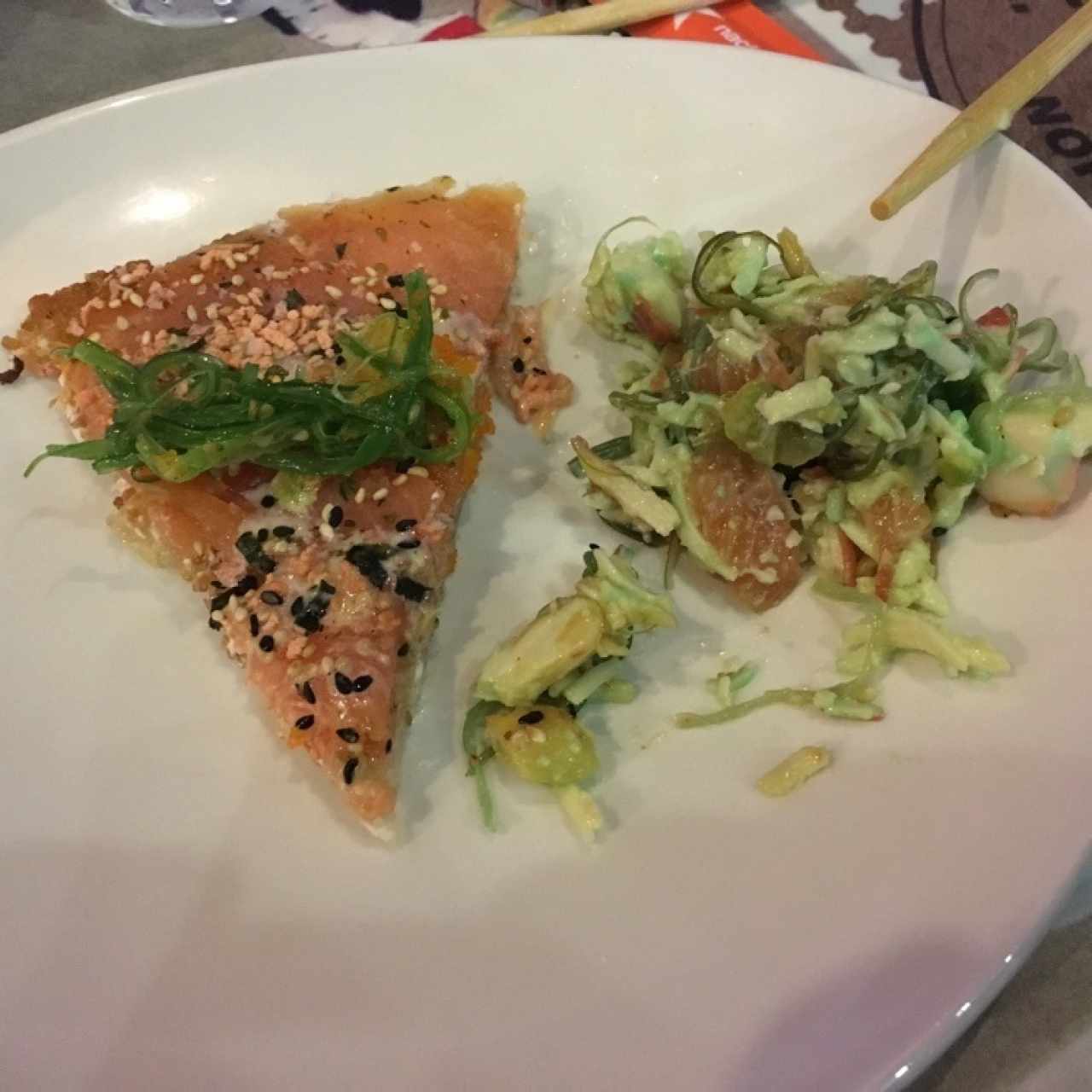 Sushi pizza de salmón