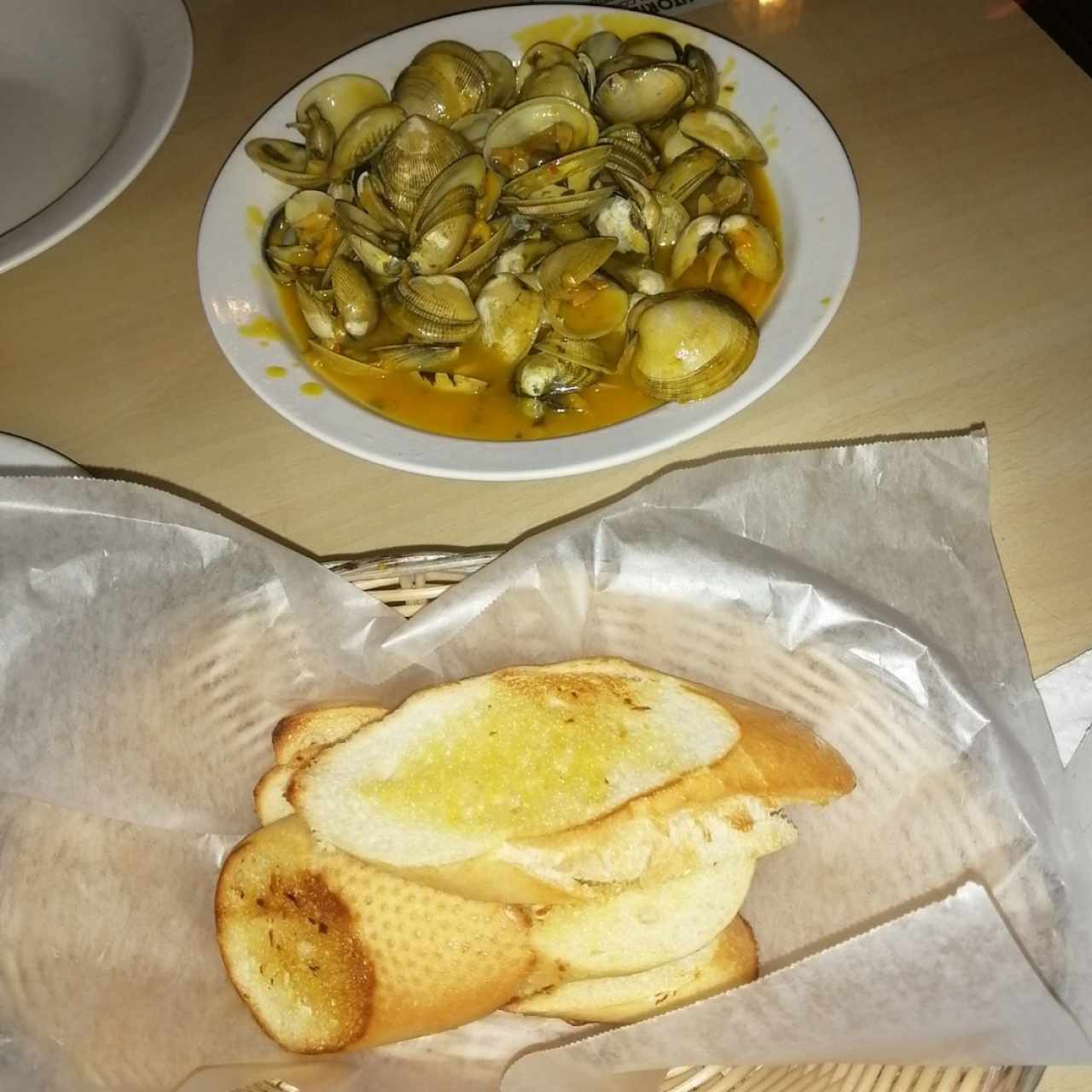 Almejas al Ajillo y pan de ajo