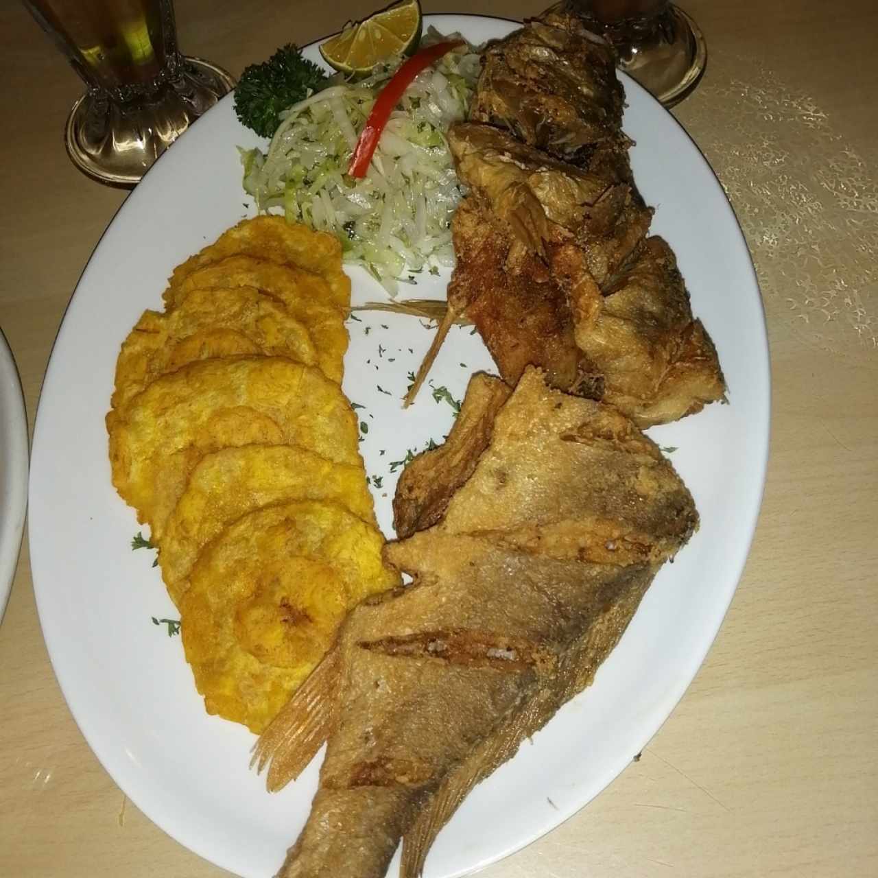 Pescado Frito con Patacones y Ensalada de Cebolla y Repollo