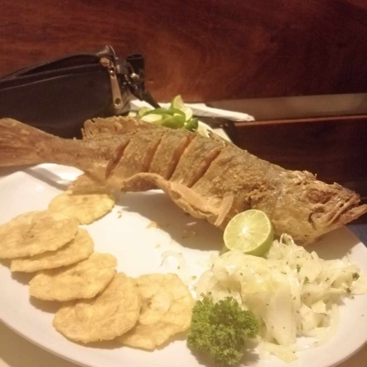 Pescado Frito con Patacones