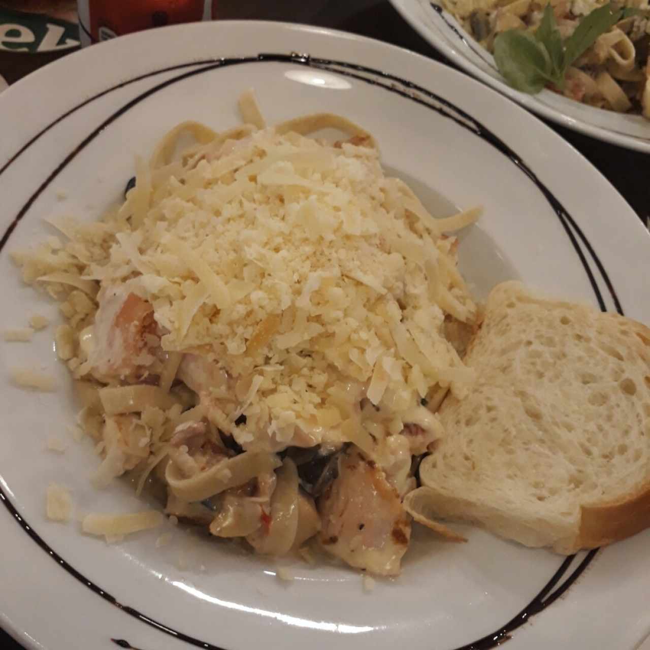 Fetuccine alfredo con pollo y salmon