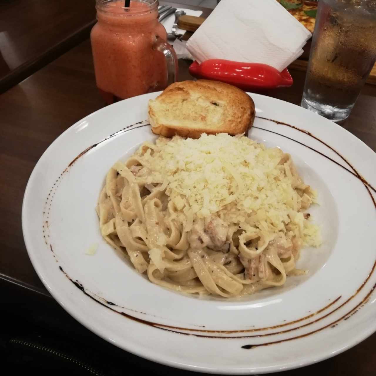 Carbonara con jugo de fresa limón