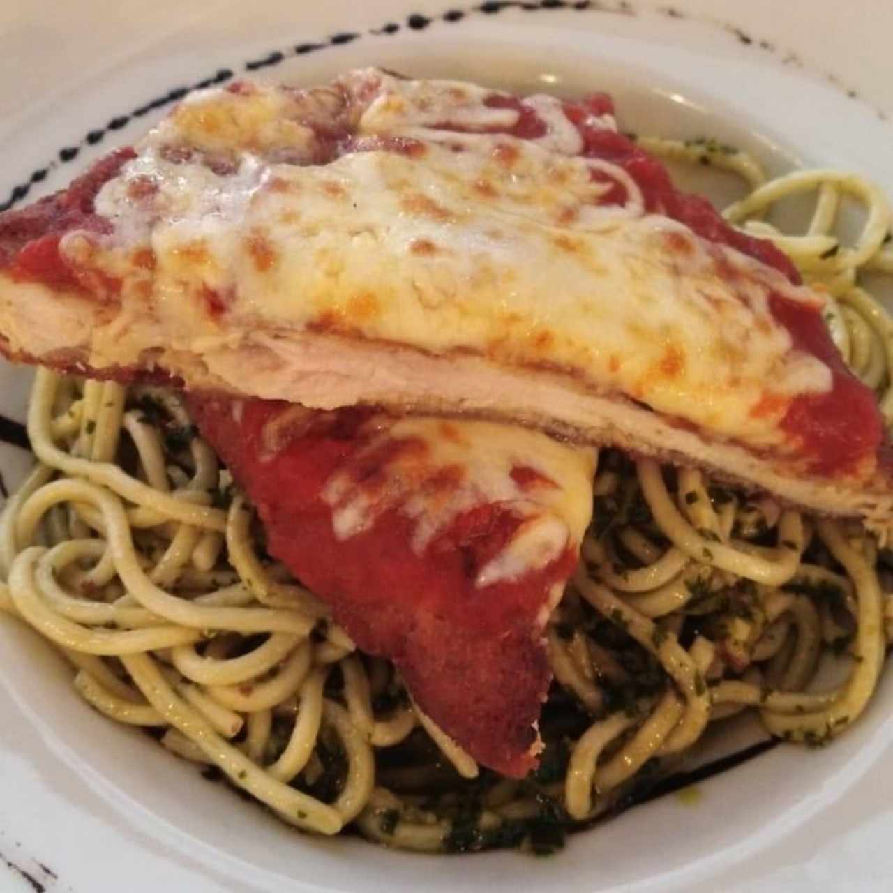 pasta con salsa pesto y pollo a la parmesana