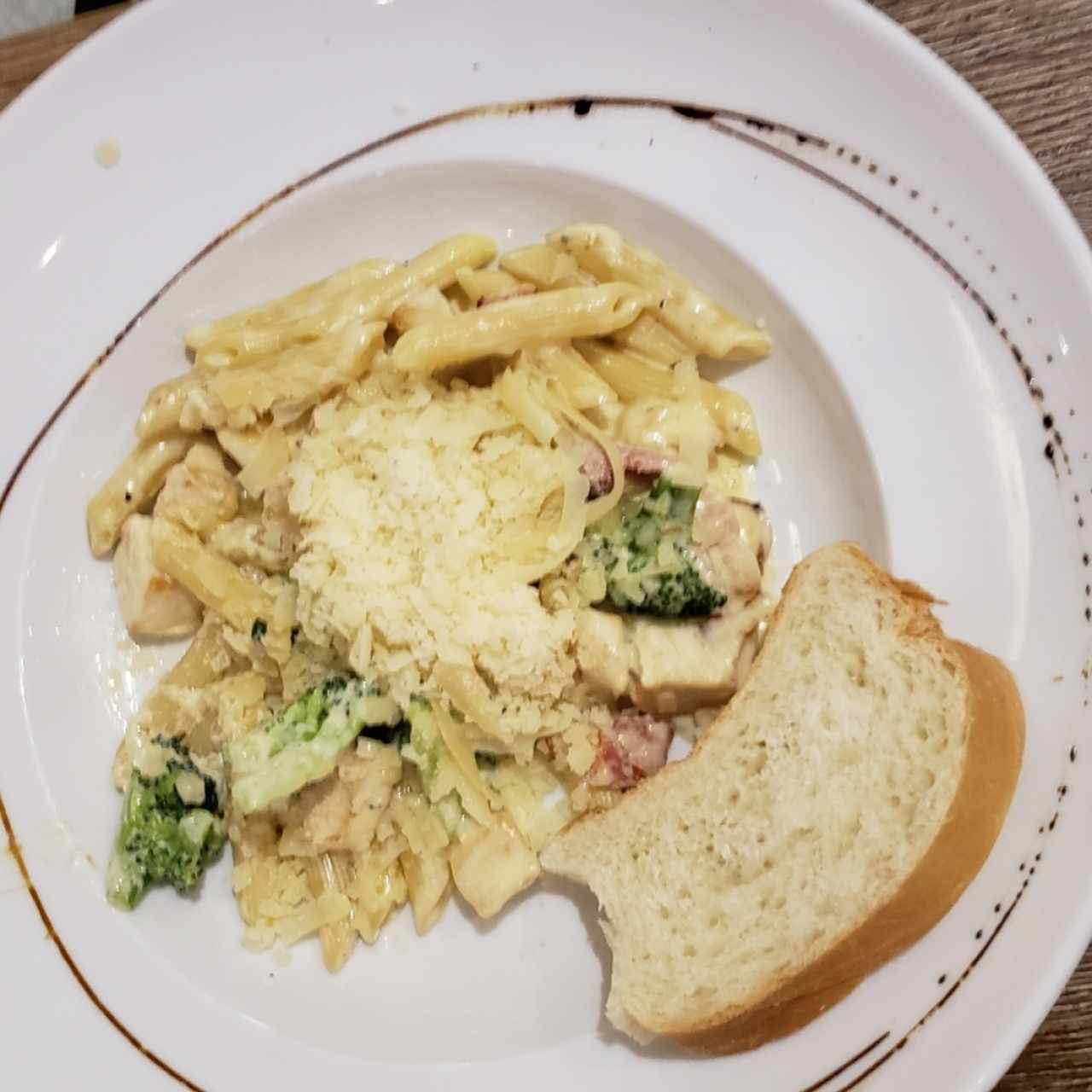 pasta carbonara con pollo (1/2 ración)