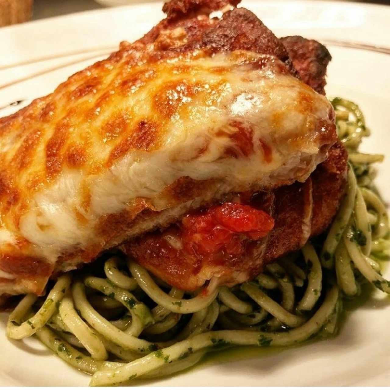 milanesa gratinada con pasta en salsa pesto