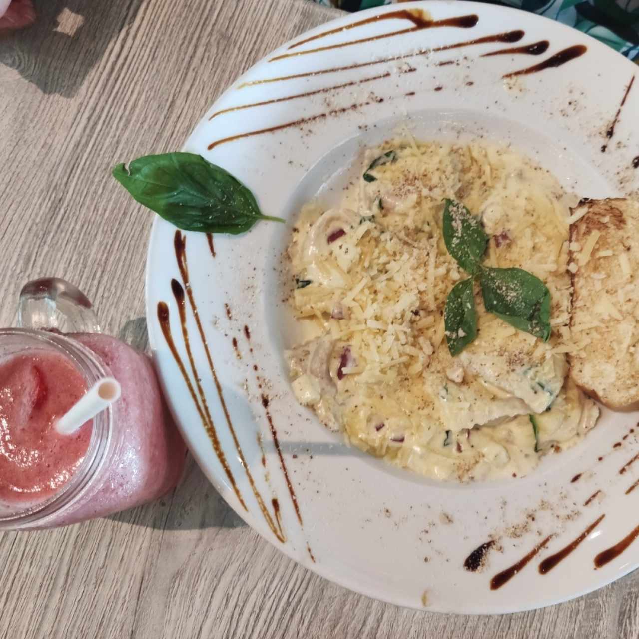 Apple Fit Raviolis + Smoothie de Fresa Banano