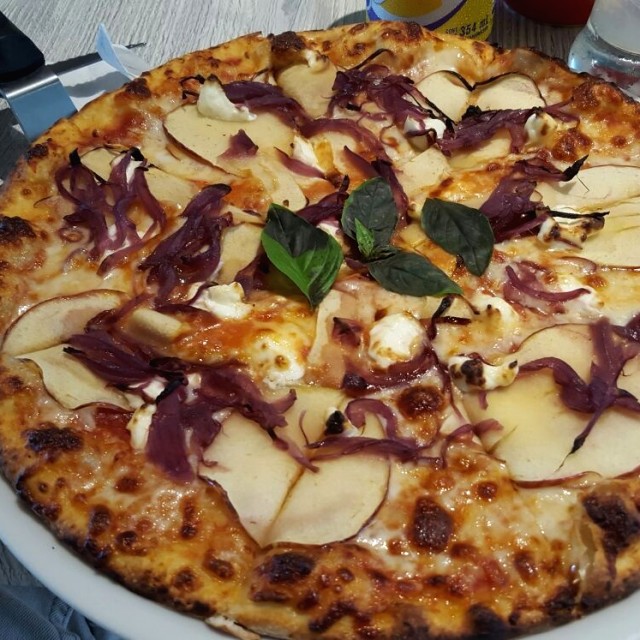 pizza de manzana, queso crema y cebolla caramelizada