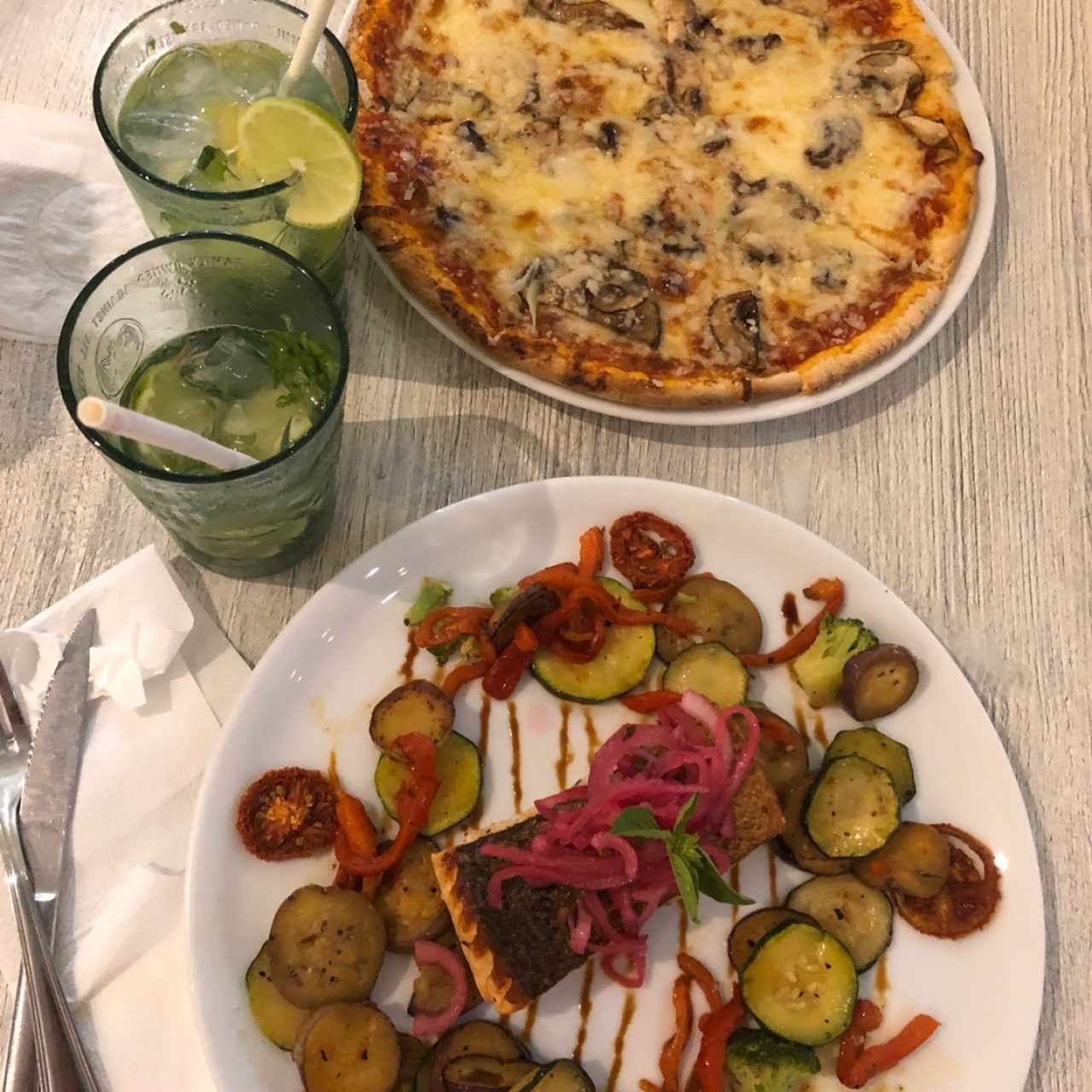 Pizza Juliana y Salmon al limon 