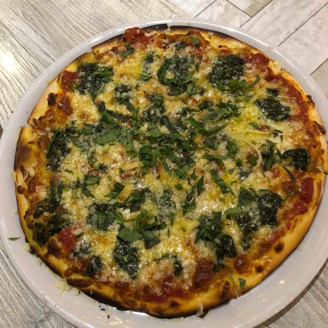 Arma tu pizza (pomodoro, mozzarella, parmesano, pesto y albahaca) 