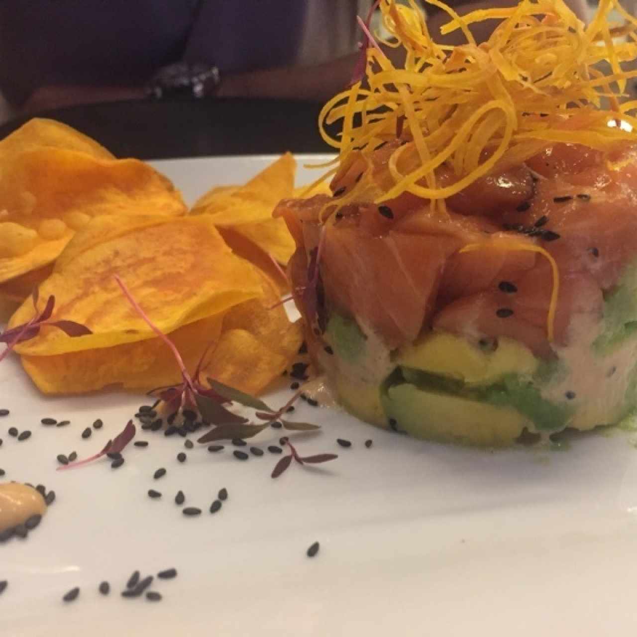 tartar de salmon con chips de batata (RECOMENDADO!!!)