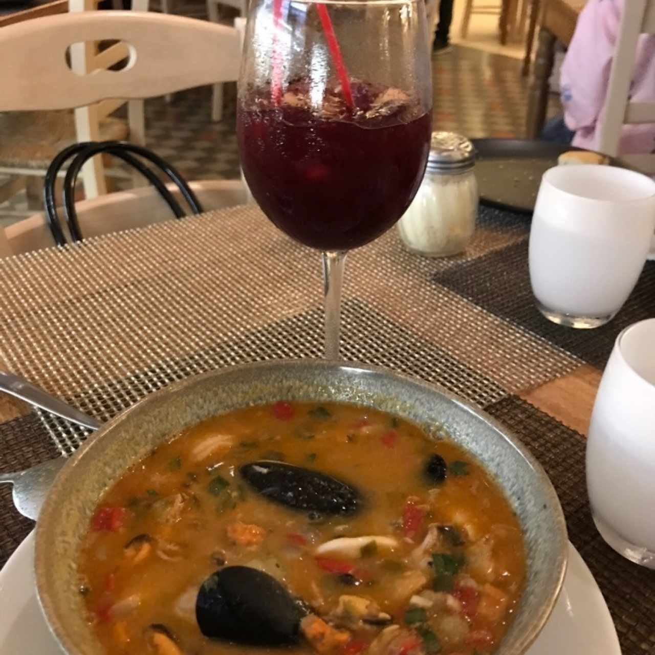 sangria y caldo de mariscos