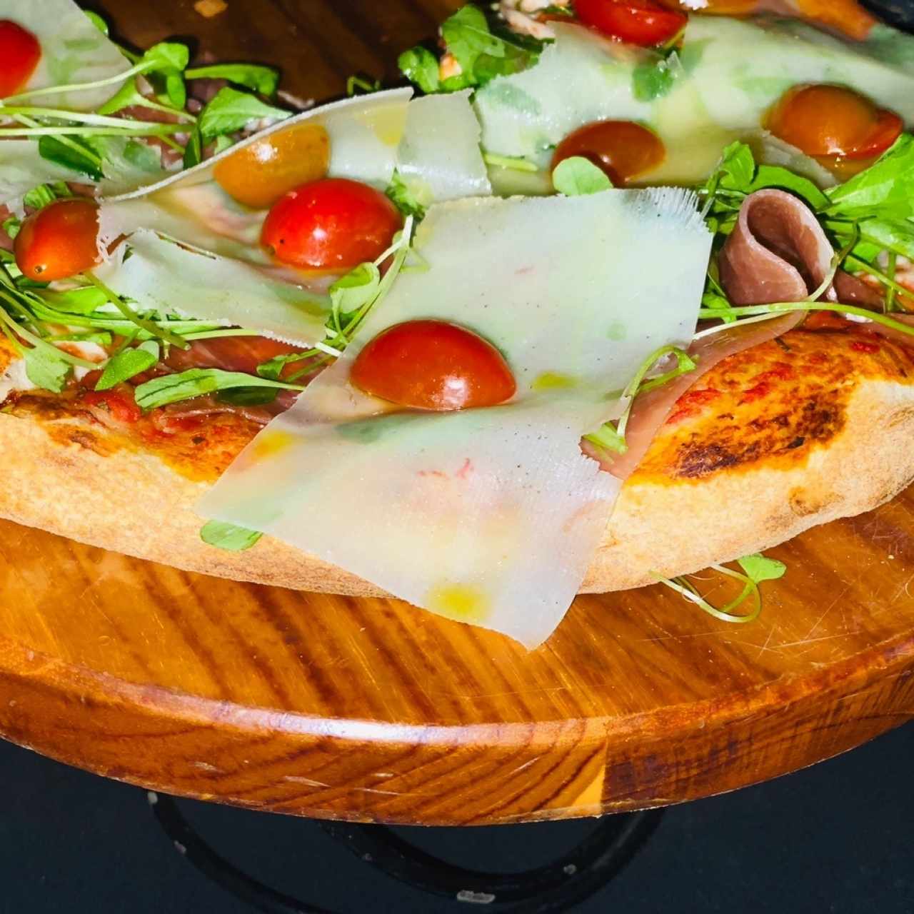 Pizza con arugula y jamon serrano