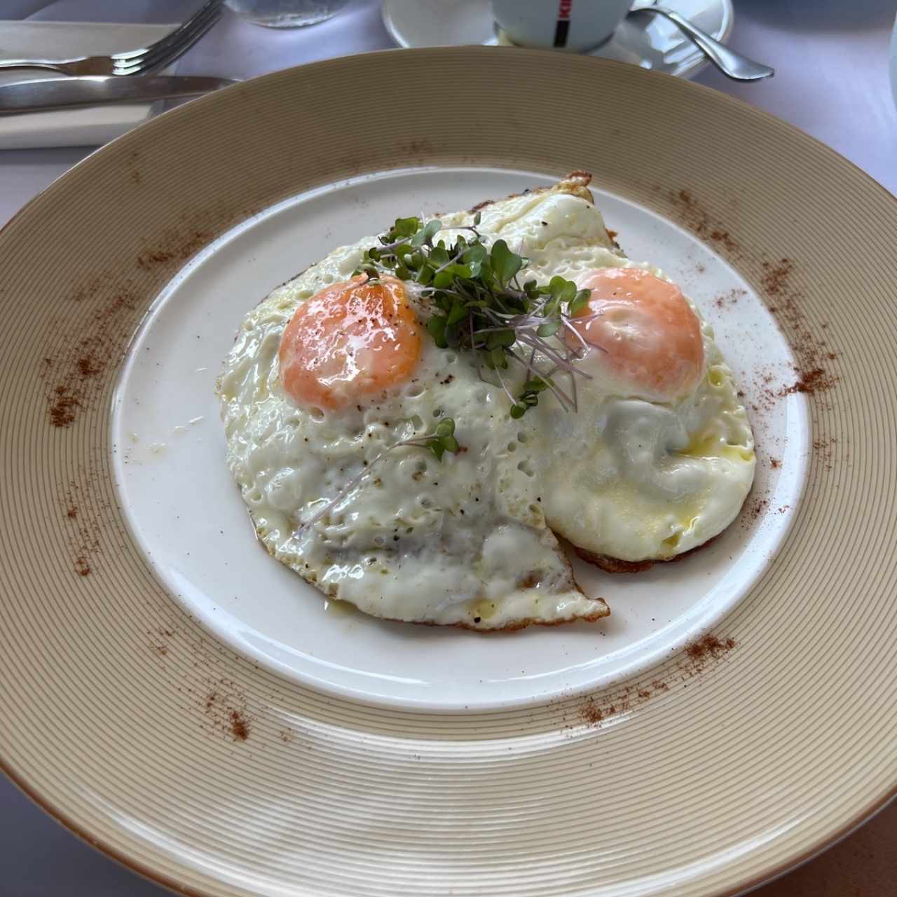 Filetto a cavallo con papas rústicas