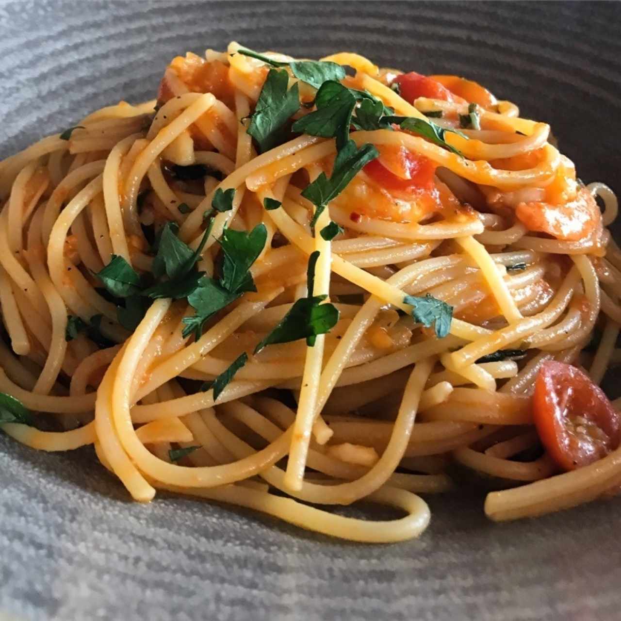 Pasta de Camarones Pesto de Pimentón Rostizado con Limón y Pep