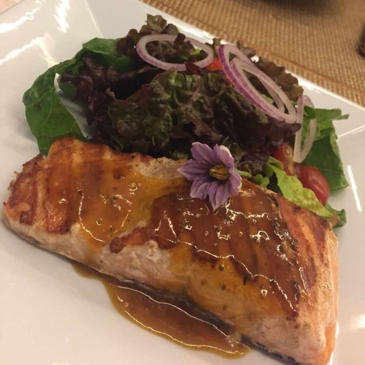 salmon al grill en salsa de maracuya