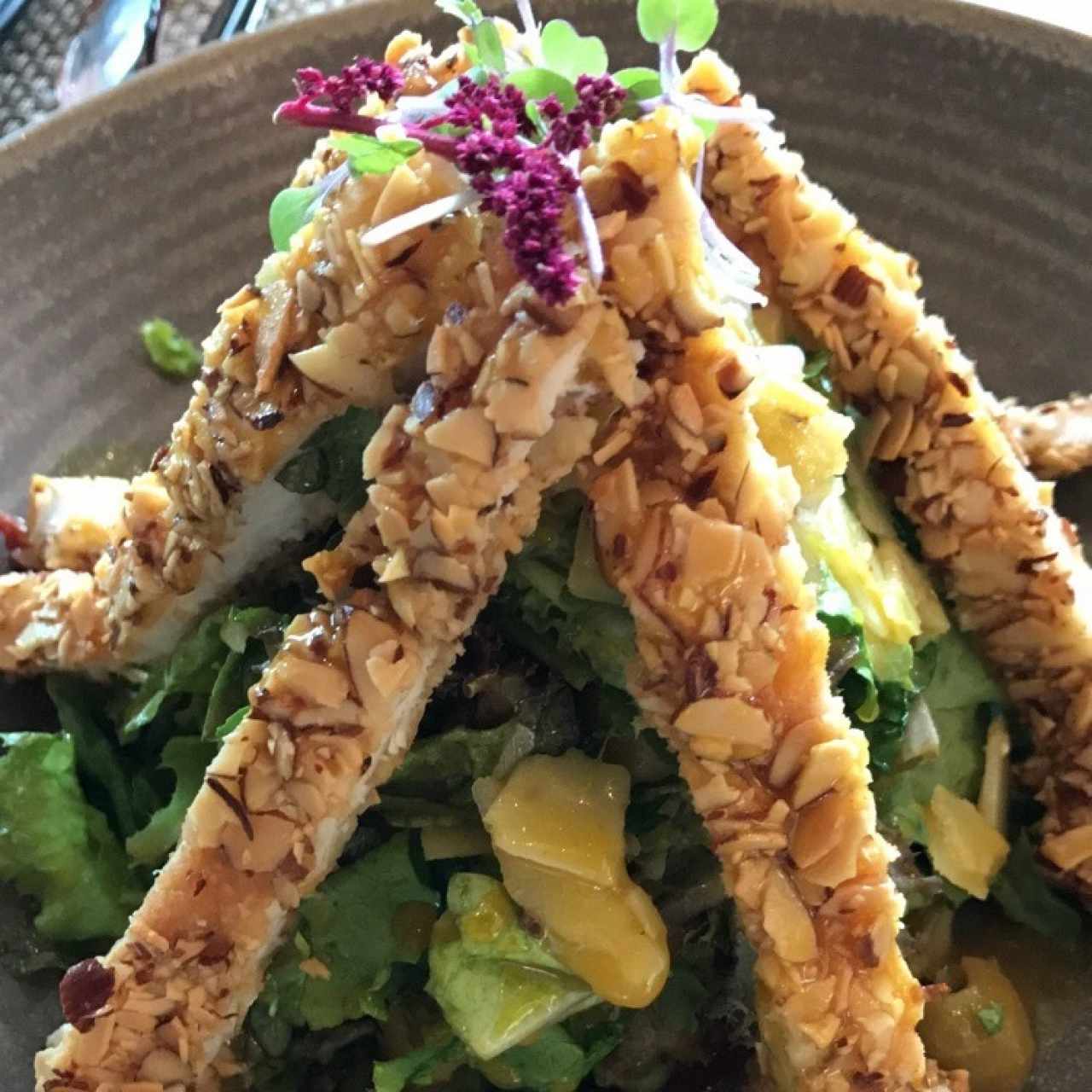 ensalada de pollo con almendras y vinagreta de maracuyá