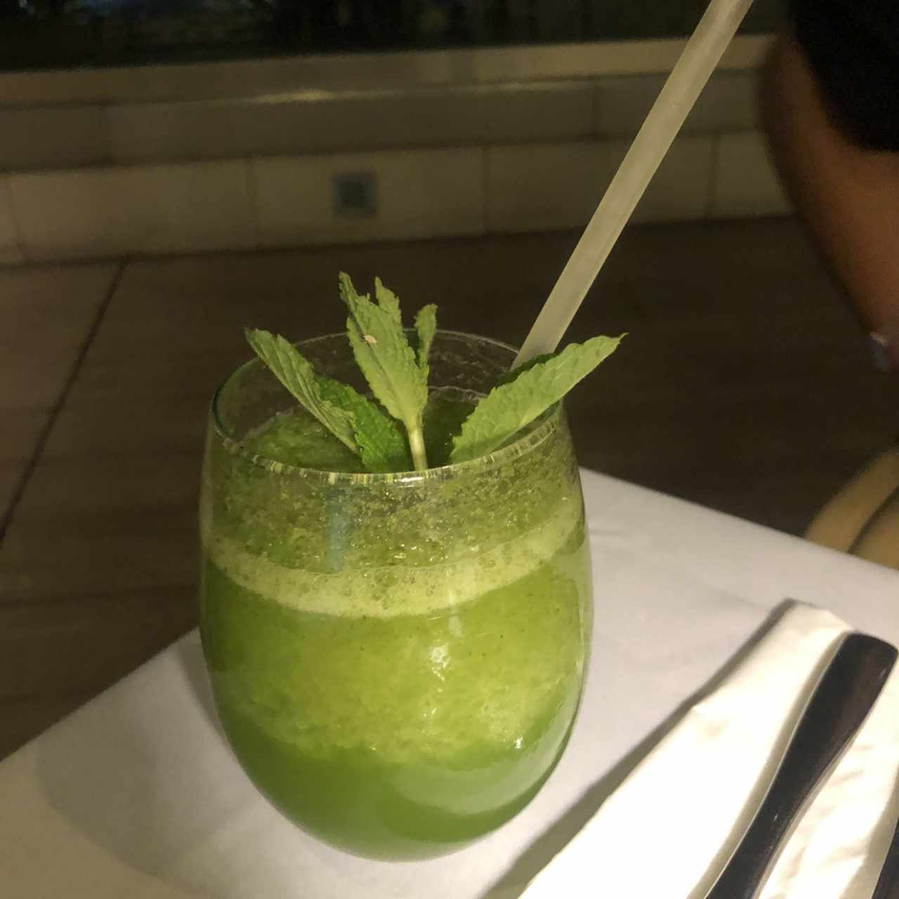 Jugo de limón con hierba buena