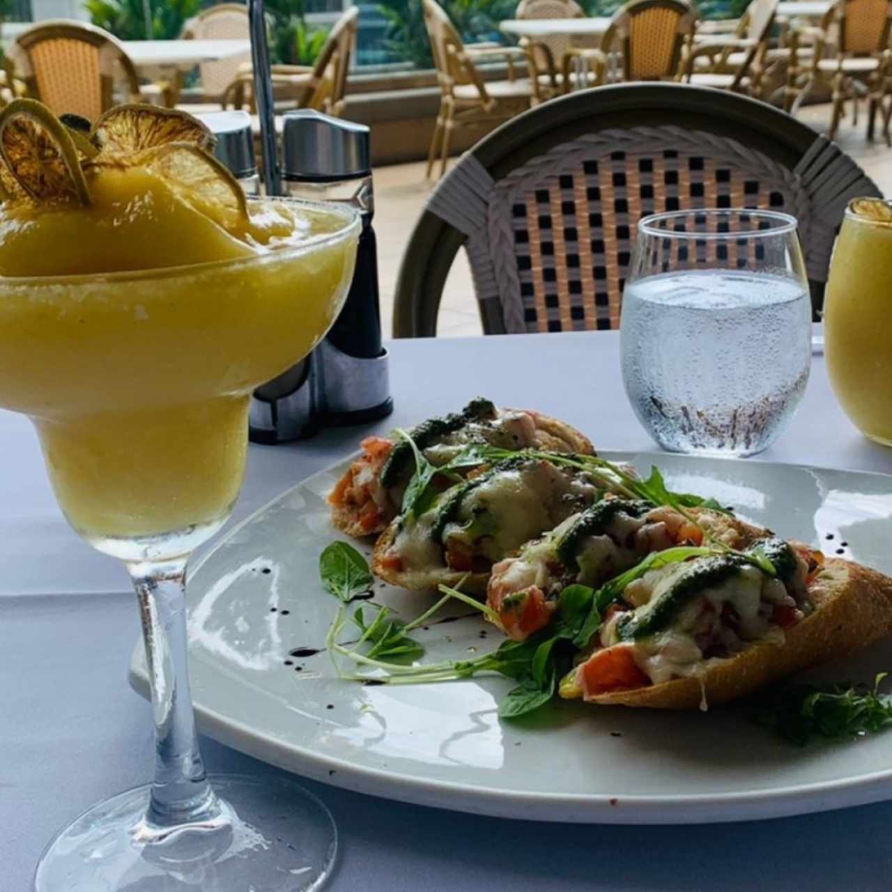 Entradas - Bruschetta y margarita de maracuya