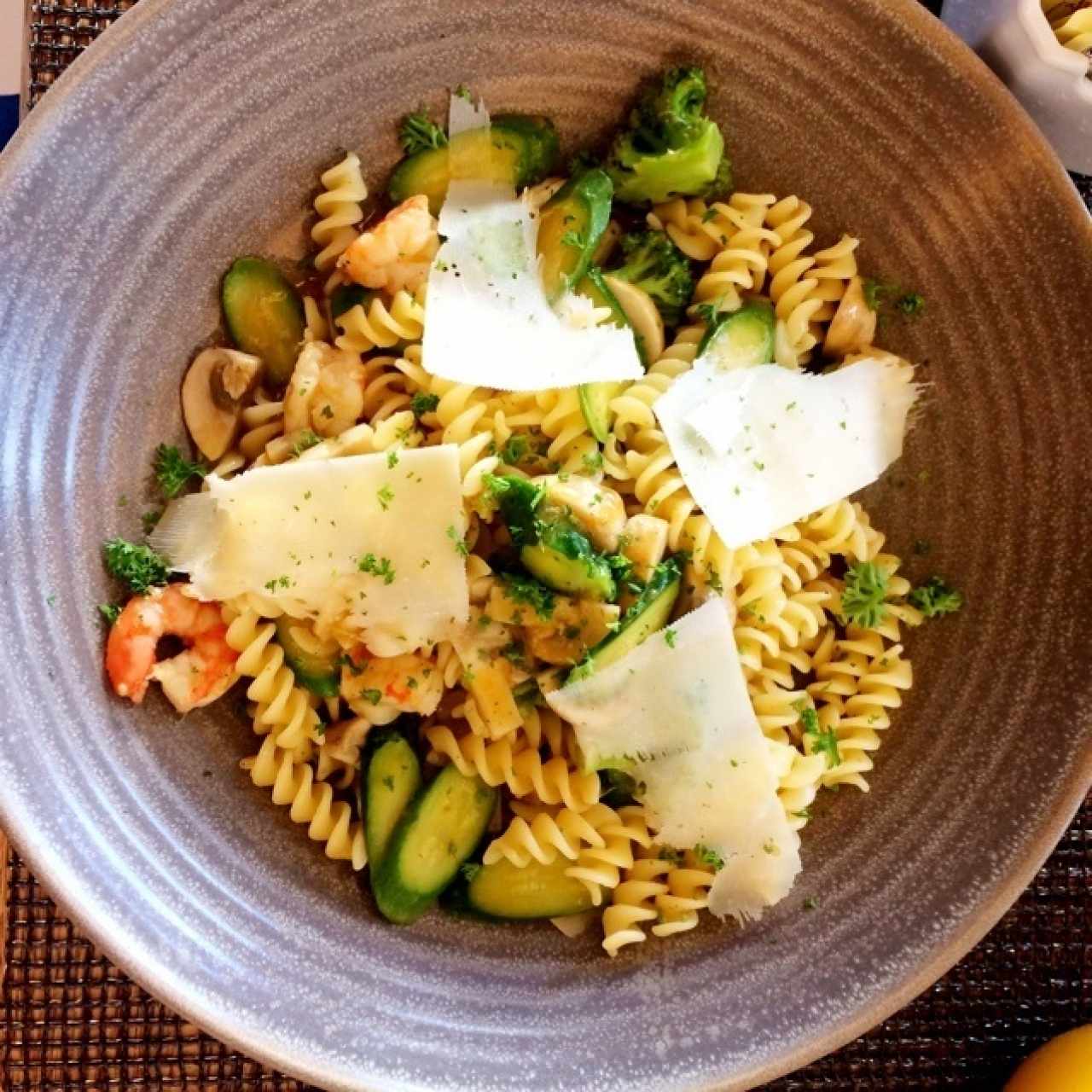 Pasta primavera gluten free con extra de camarones