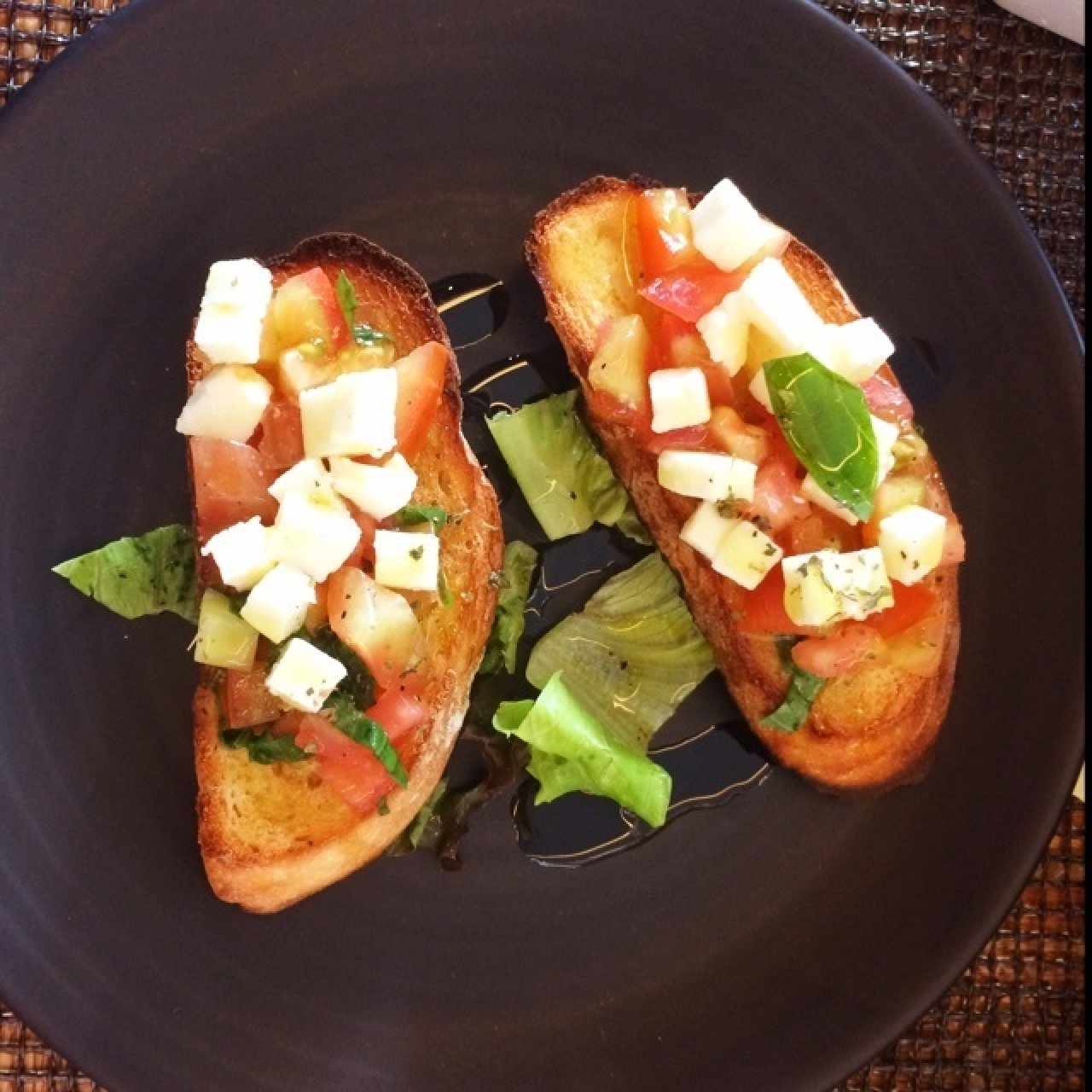 Bruschettas con tomate y queso flor di latte