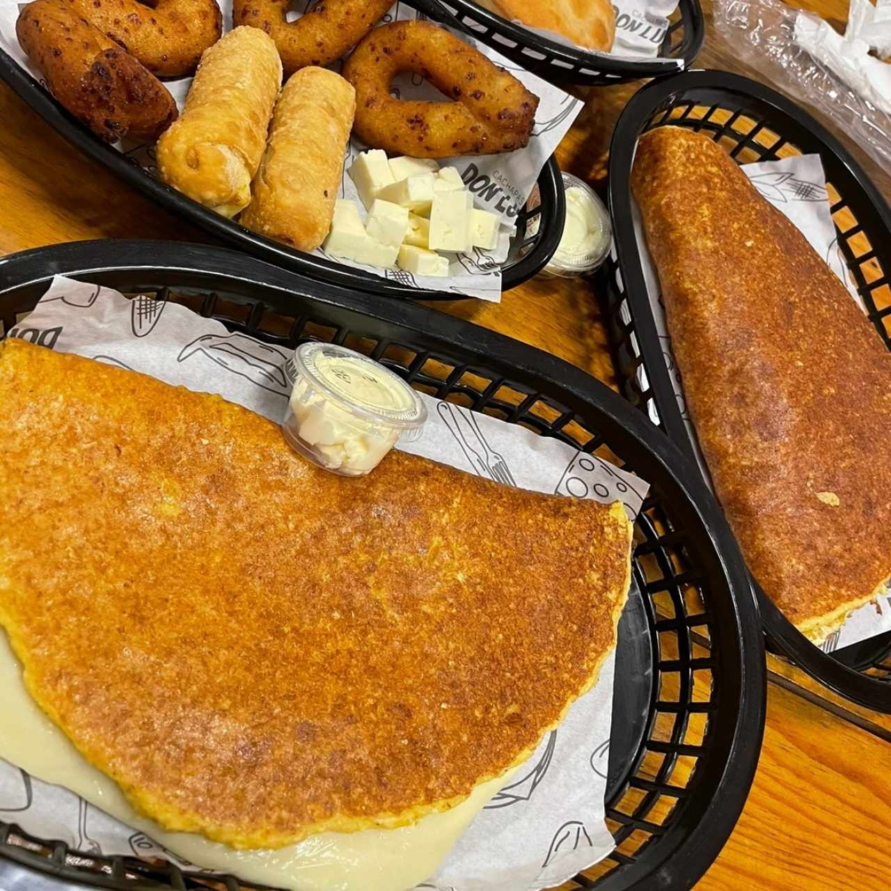 Cachapas, bandeja mixta y pastelitos de papa con queso