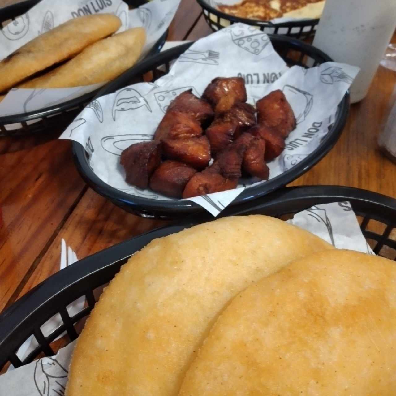 Empanadas, puerquito frito y queso asado