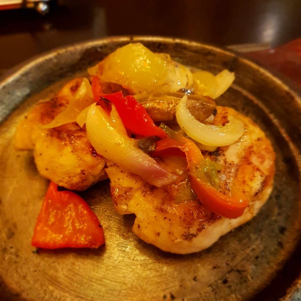 Filete de pollo a la plancha con vegetales salteados