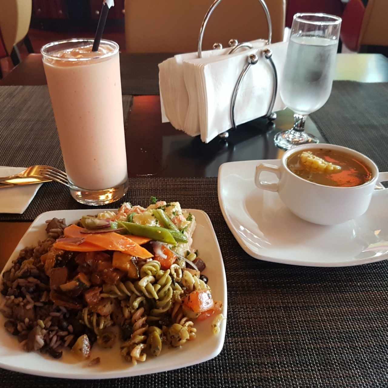 Entrada de pasta y sopita de carne.Y luego filete de Entraña como plato fuerte.Muy bien sasonado