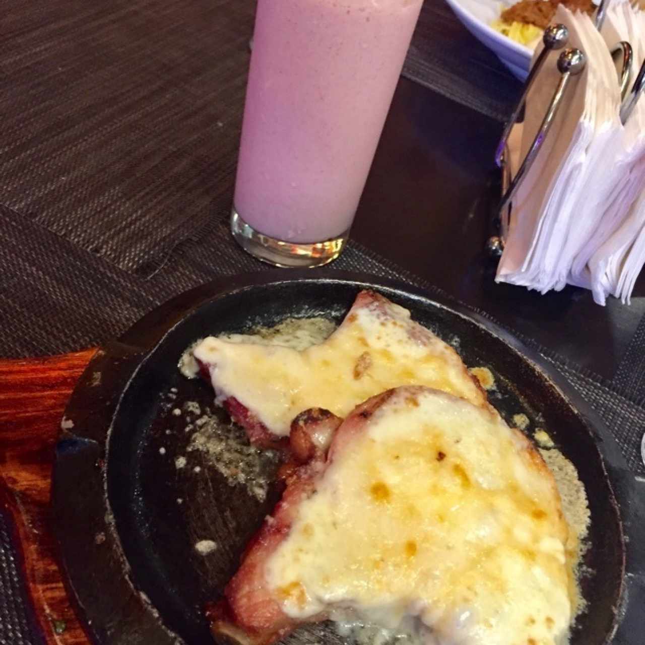 batido de fresa y chuletas de cerdo gratinadas