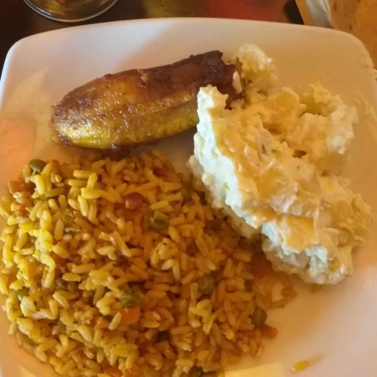 Arroz, ensalada de papá y plátano en tentación 