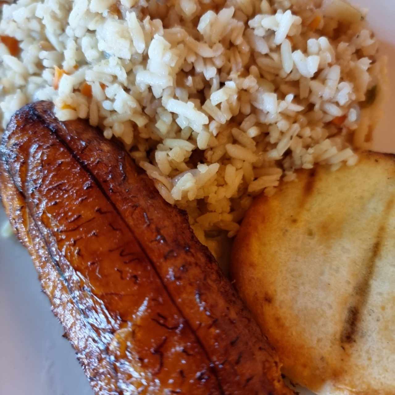 arroz,  plátano y arepa.