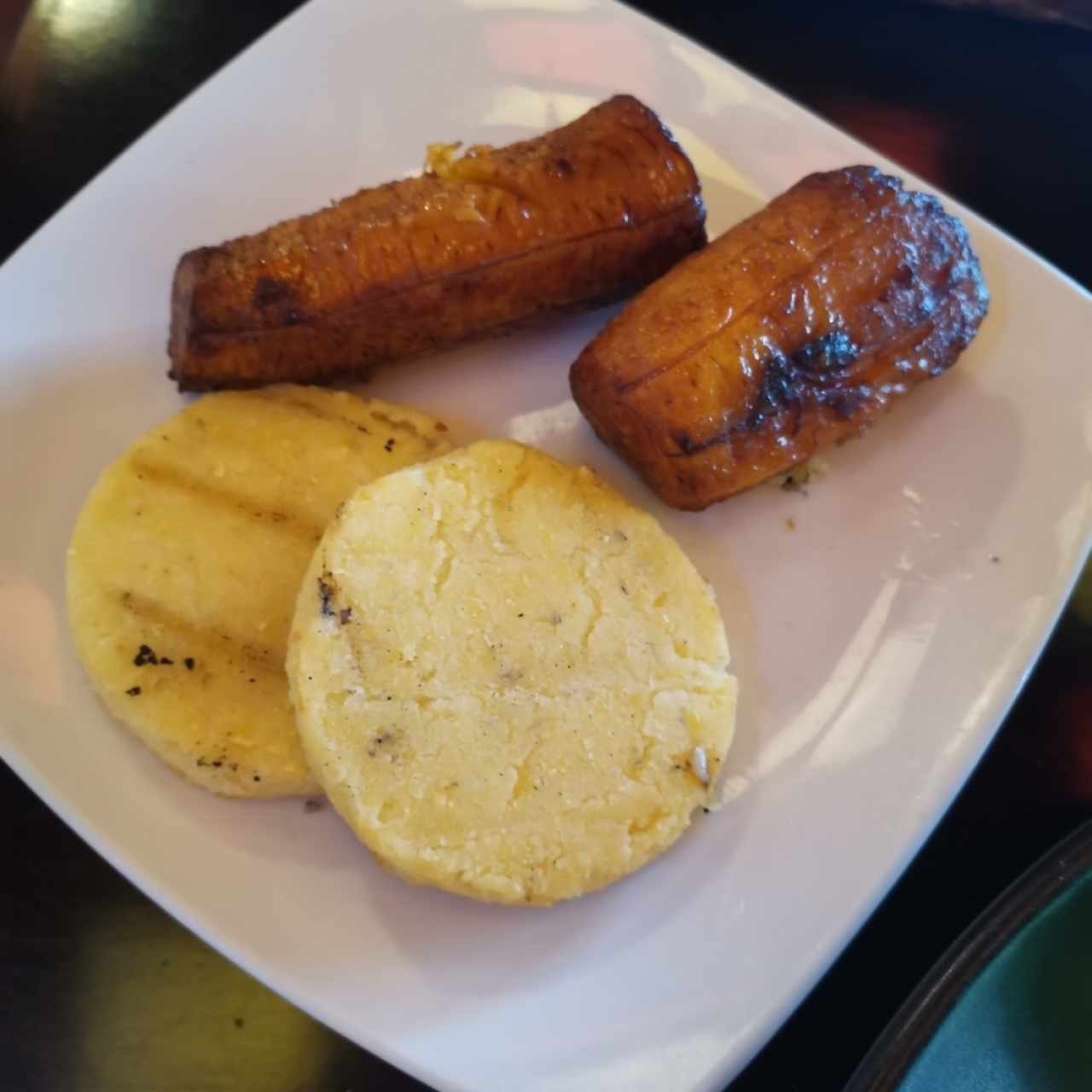 Acompañamientos maduro y arepa 