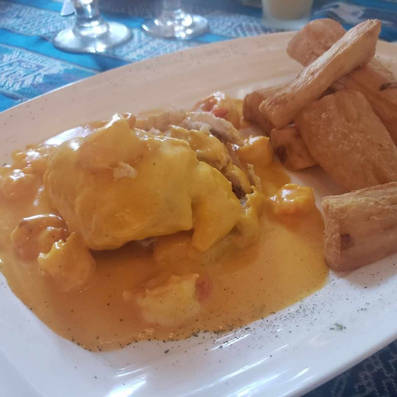 corvina rellena de camarones con yuca