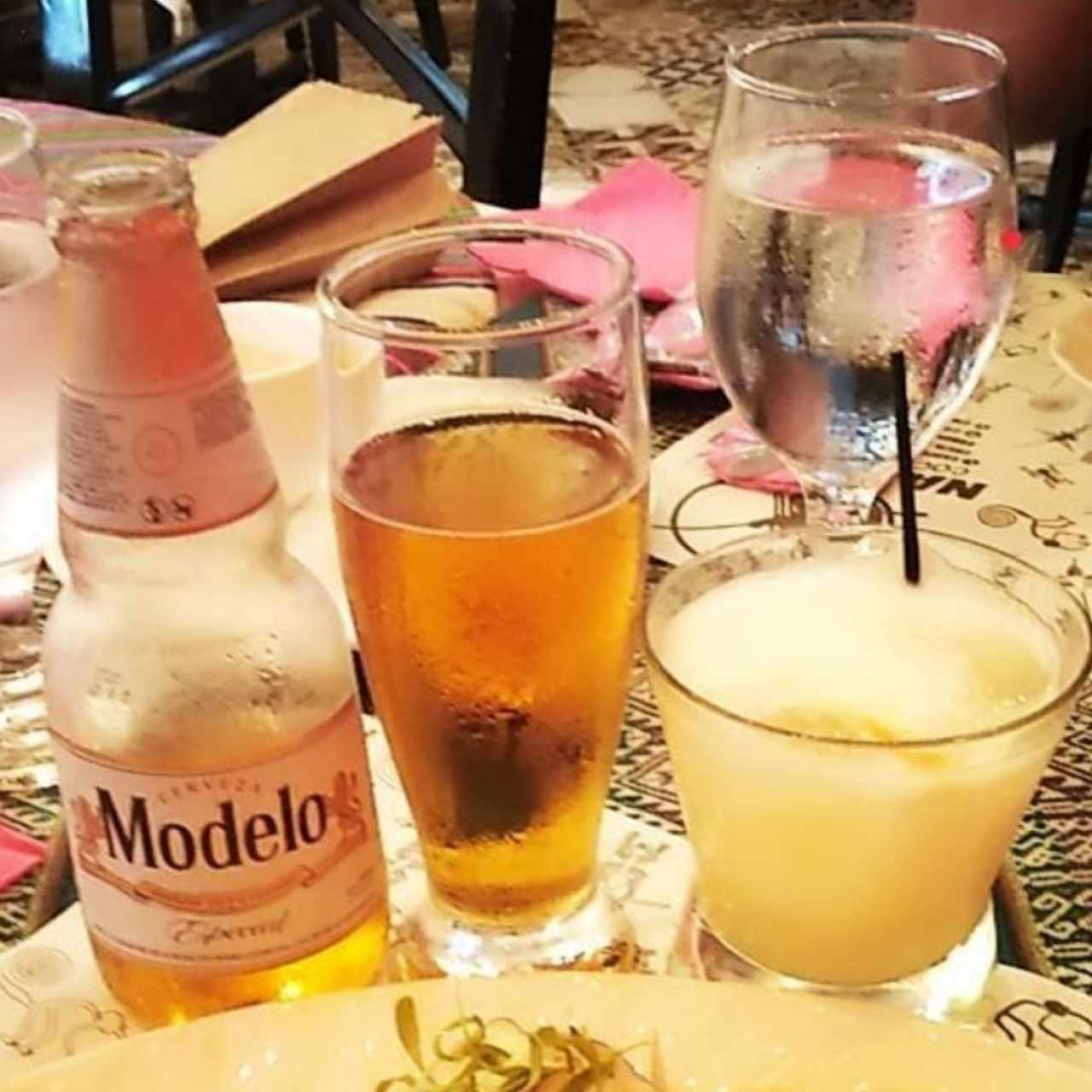 Cerveza Modelo y cóctel Pisco Sour