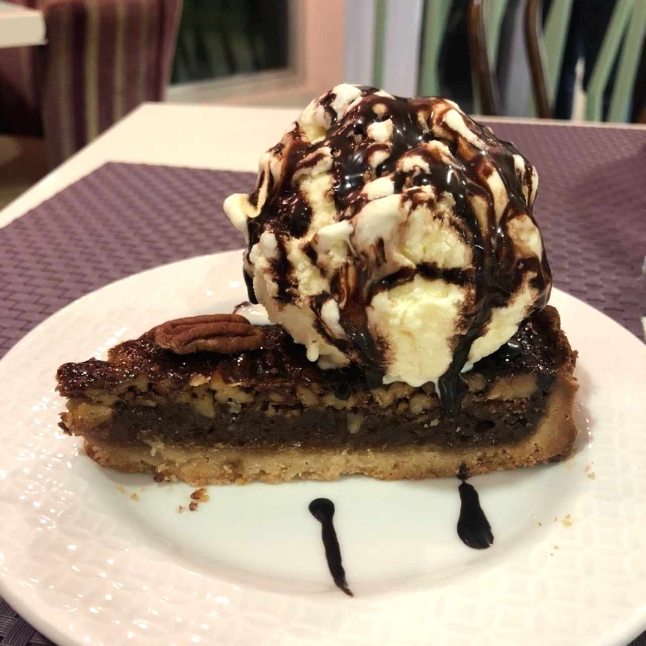 pecan pie con helado de vainilla y sirope de chocolate