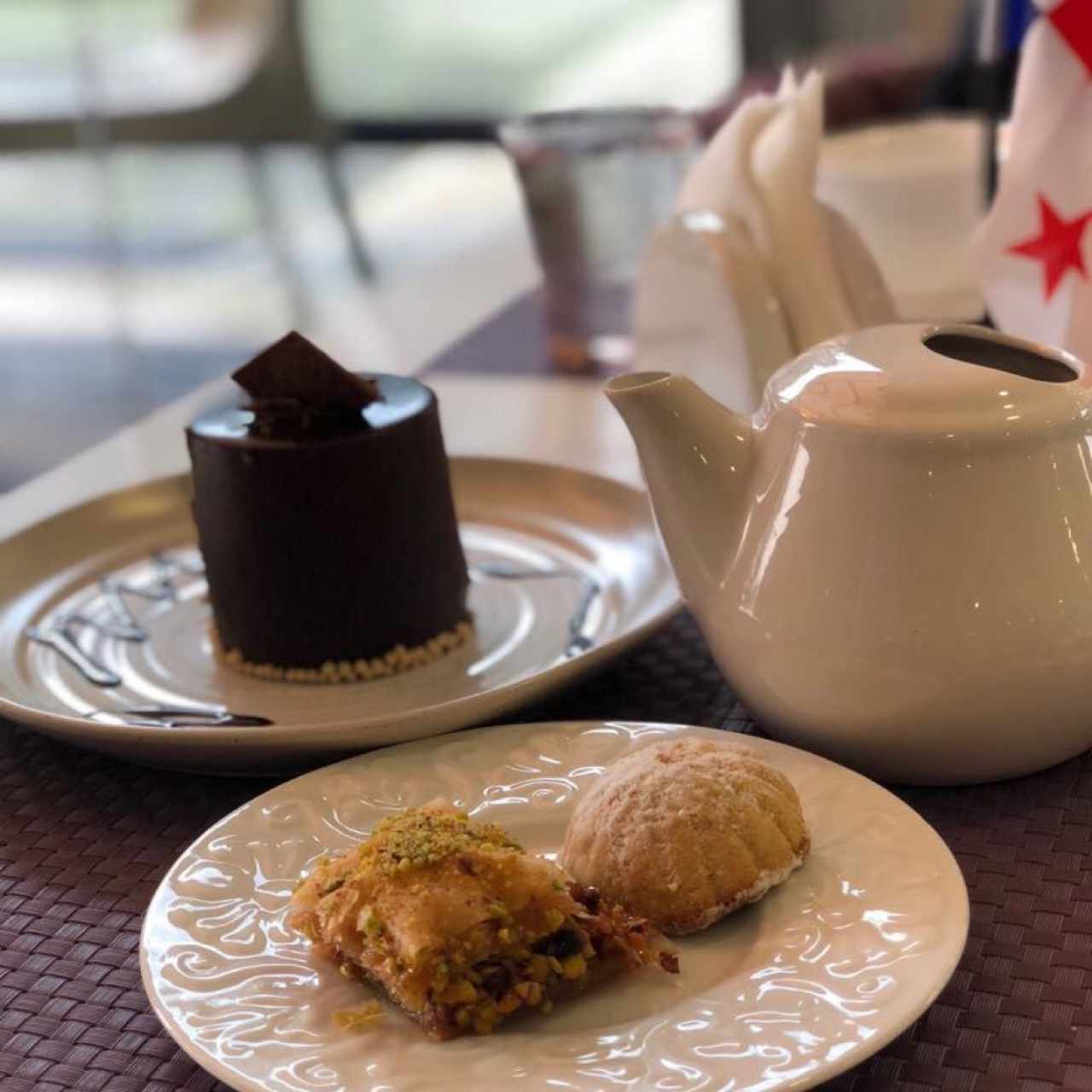 moose de chocolate y baklava y polvorosa de pistacho con un té de manzanilla 