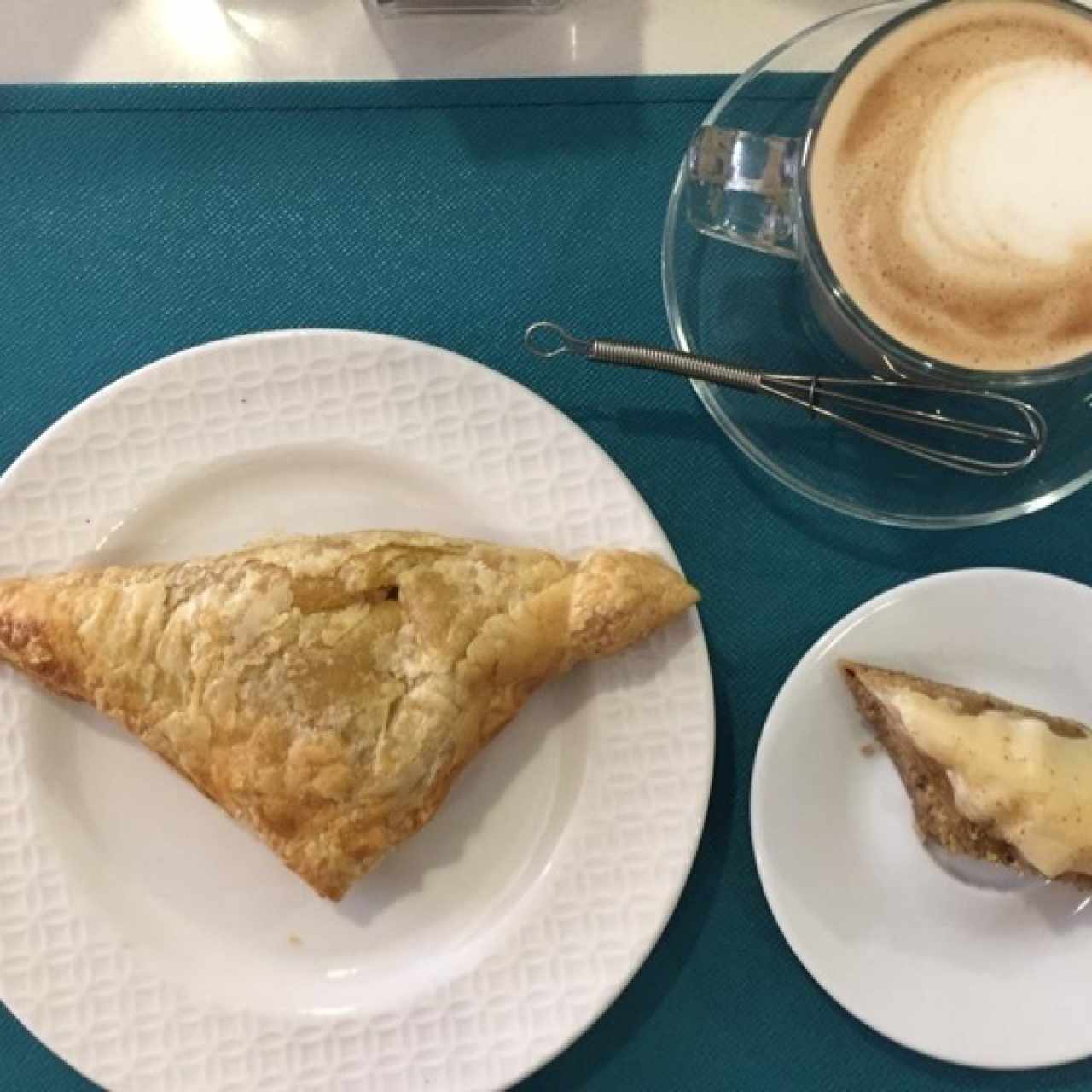 desayuno  pastel de pollo .capuchino