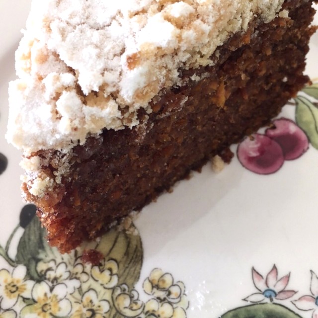 Carrot cake with crumbles