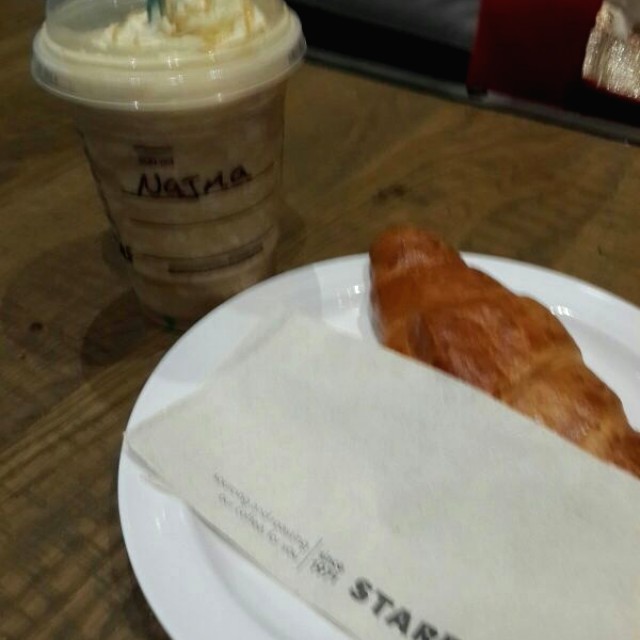 Frappe caramel y croissant de queso