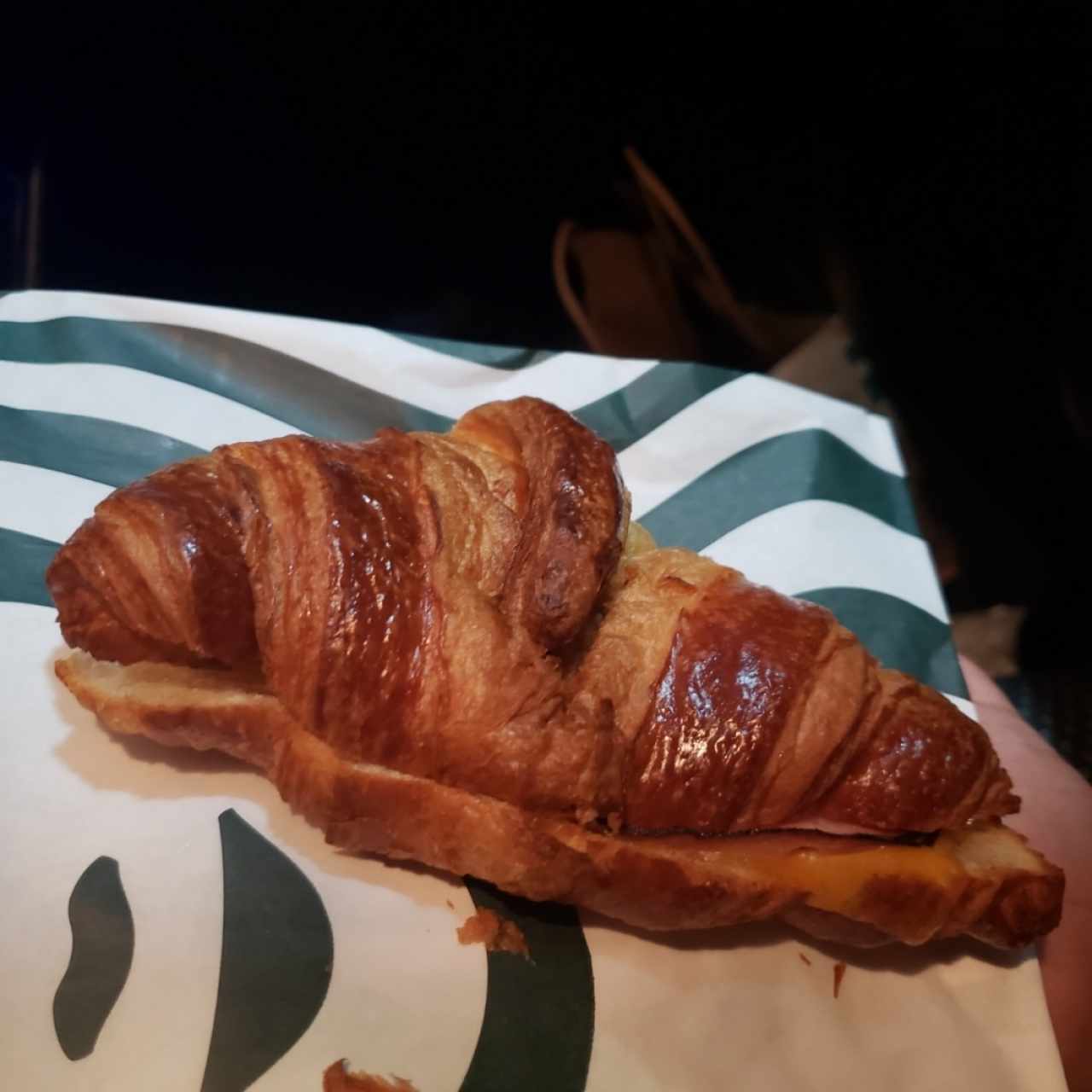 CROISSANT DE JAMÓN CON QUESO