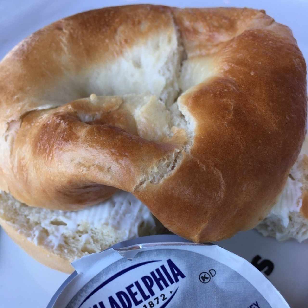 Bagel con queso crema 